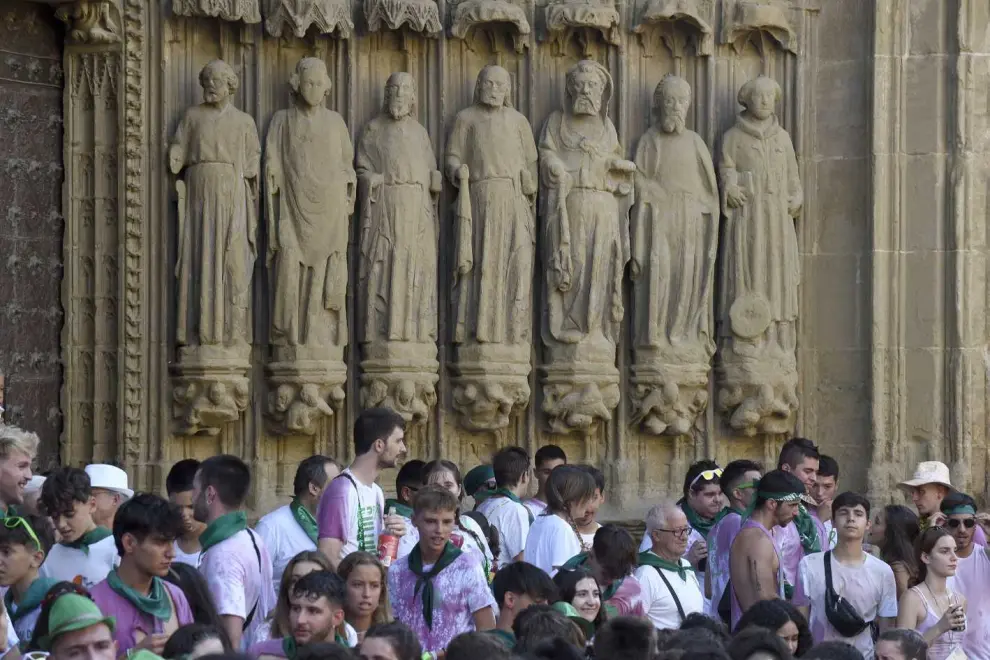 Esculturas de los apóstoles en la fachada de la Catedral de Huesca