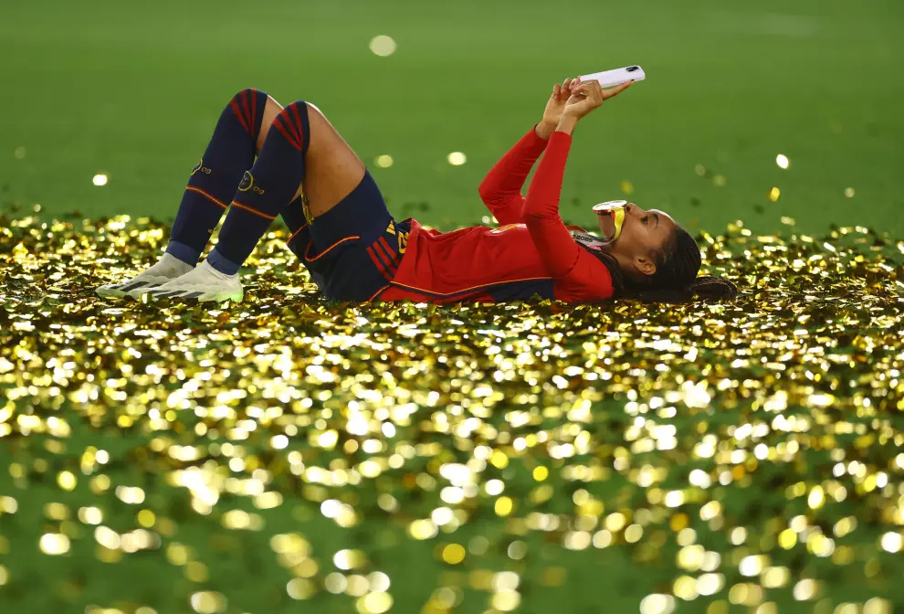 Salma Paralluelo celebra la victoria del Mundial.