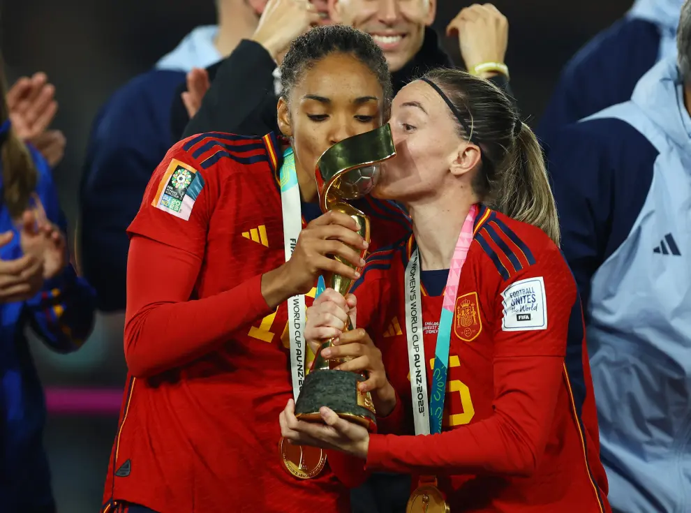 Salma Paralluelo y Eva Navarro durante la celebración tras la final del Mundial.
