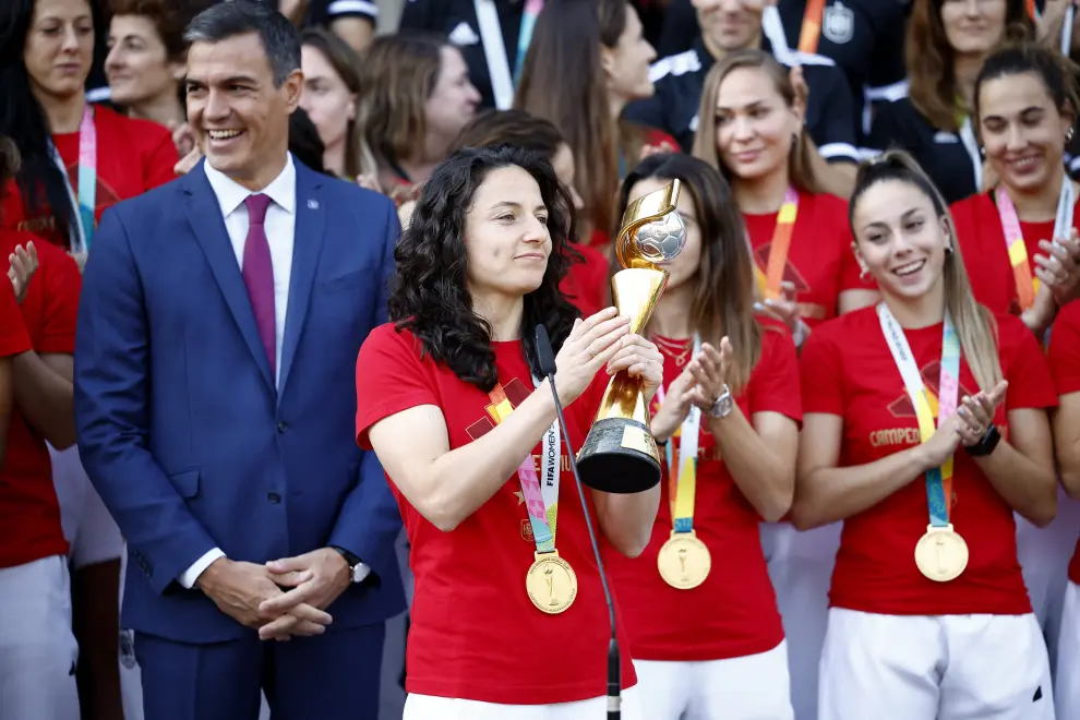 Soccer Football - FIFA Women's World Cup Australia and New Zealand 2023 - Spain's acting Prime Minister Pedro Sanchez receive the World Cup champions - Moncloa Palace, Madrid, Spain - August 22, 2023 Spain's Prime Minister Pedro Sanchez shakes hands with Spain's Ivana Andres as she holds the World Cup trophy REUTERS/Juan Medina SOCCER-WORLDCUP-ESP/