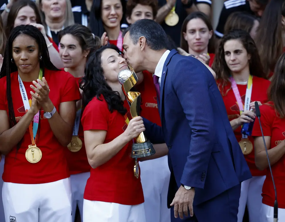 Soccer Football - FIFA Women's World Cup Australia and New Zealand 2023 - Spain's Prime Minister Pedro Sanchez receive the World Cup champions - Moncloa Palace, Madrid, Spain - August 22, 2023 Spain's Ivana Andres holds the trophy and applauds along with Salma Paralluelo and Aitana Bonmati REUTERS/Juan Medina SOCCER-WORLDCUP-ESP/