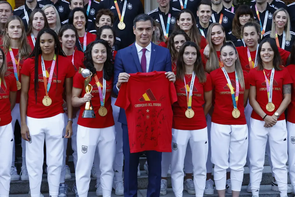 Soccer Football - FIFA Women's World Cup Australia and New Zealand 2023 - Spain's Prime Minister Pedro Sanchez receive the World Cup champions - Moncloa Palace, Madrid, Spain - August 22, 2023 Spain's prime minister Pedro Sanchez poses for a photograph with players, coach Jorge Vilda and president of the Royal Spanish Football Federation Luis Rubiales REUTERS/Juan Medina SOCCER-WORLDCUP-ESP/