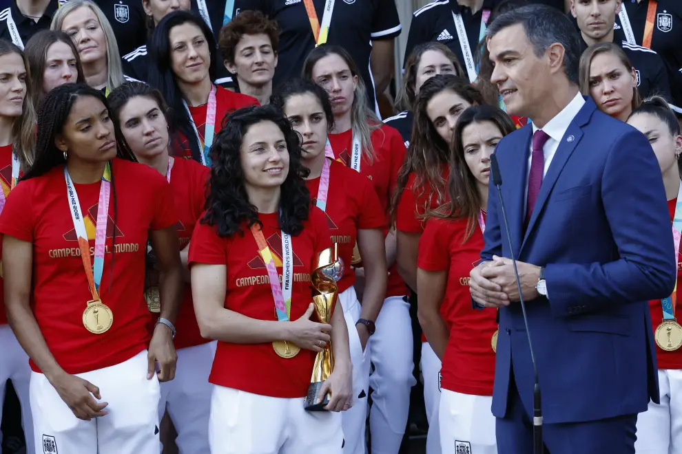 Soccer Football - FIFA Women's World Cup Australia and New Zealand 2023 - Spain's Prime Minister Pedro Sanchez receive the World Cup champions - Moncloa Palace, Madrid, Spain - August 22, 2023 Spain's prime minister Pedro Sanchez poses for a photograph with players as Spain's Ivana Andres holds the trophy REUTERS/Juan Medina SOCCER-WORLDCUP-ESP/