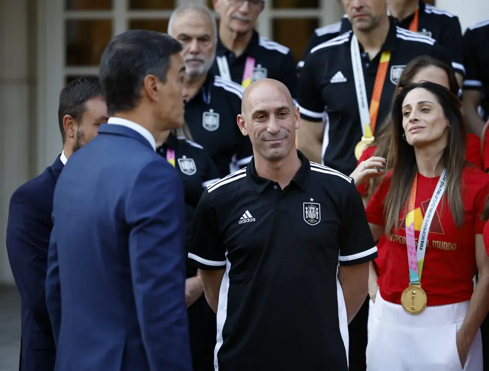Soccer Football - FIFA Women's World Cup Australia and New Zealand 2023 - Spain's acting Prime Minister Pedro Sanchez receive the World Cup champions - Moncloa Palace, Madrid, Spain - August 22, 2023 Spain's Ivana Andres holds the World Cup trophy and looks on with teammates as prime minister Pedro Sanchez gives a speech REUTERS/Juan Medina SOCCER-WORLDCUP-ESP/