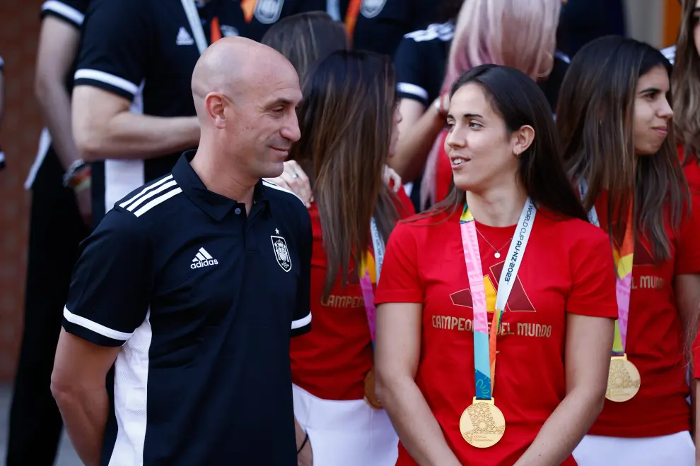 Soccer Football - FIFA Women's World Cup Australia and New Zealand 2023 - Spain's Prime Minister Pedro Sanchez receive the World Cup champions - Moncloa Palace, Madrid, Spain - August 22, 2023 Spain's prime minister Pedro Sanchez with players REUTERS/Juan Medina SOCCER-WORLDCUP-ESP/