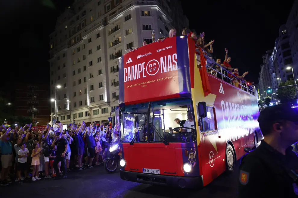 Soccer Football - FIFA Women's World Cup Australia and New Zealand 2023 - Spain arrive in Madrid after winning the Final - Madrid, Spain - August 21, 2023 The bus with the world champions travels through the streets of Madrid as people gather to welcome them REUTERS/Juan Medina