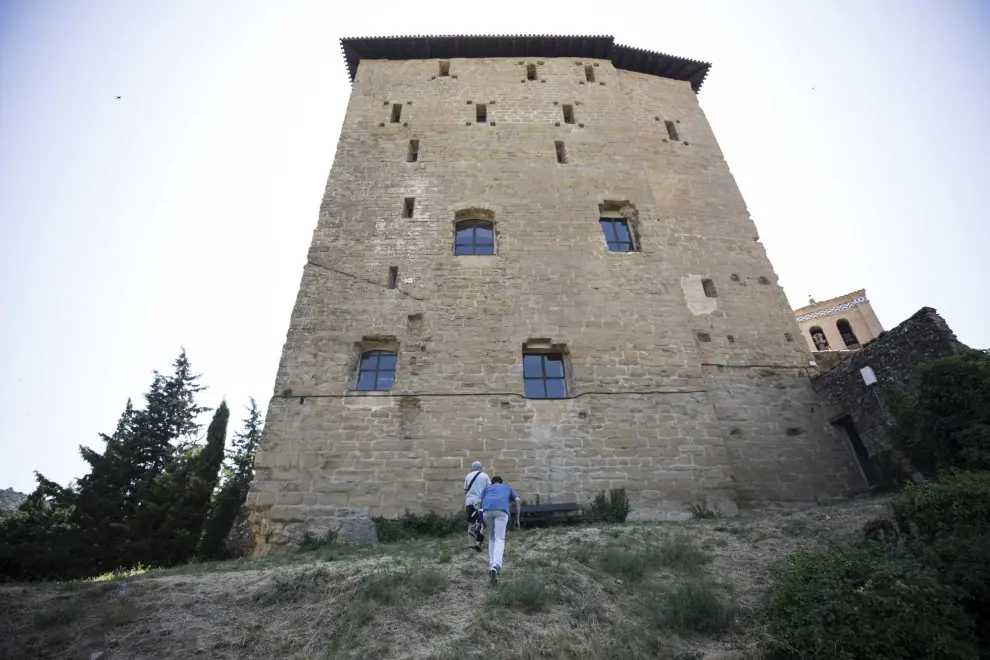 Fachada de la Torre del Castillo medieval de Biel