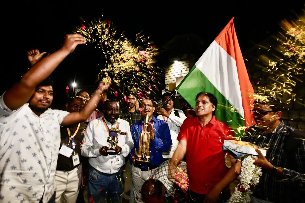 Euforia y alegría en las calles de India tras el aterrizaje de Chandrayaan-3.