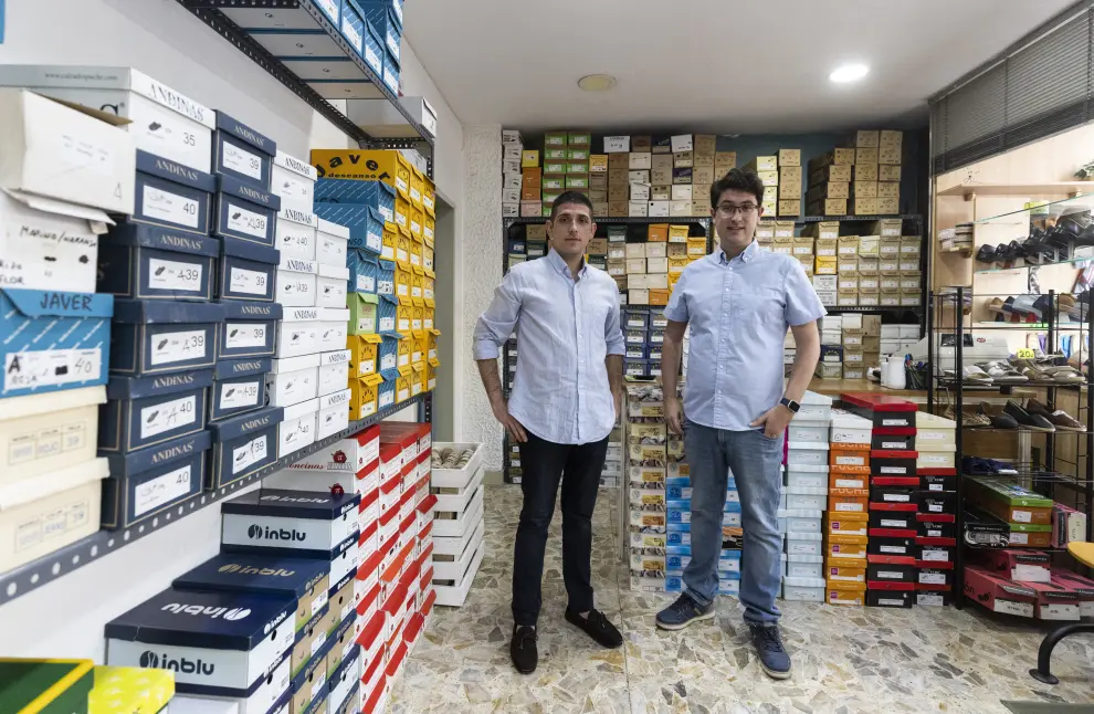 Los hermanos Jorge (izquierda) y Alberto Tutor Bermúdez en la tienda, en el paseo de Teruel de Zaragoza.