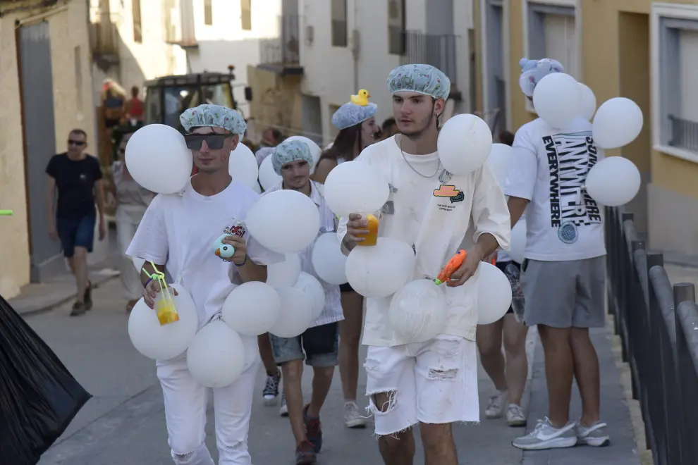 Un colorido y animado desfile de carroza abre las fiestas de Alcalá de Gurrea.