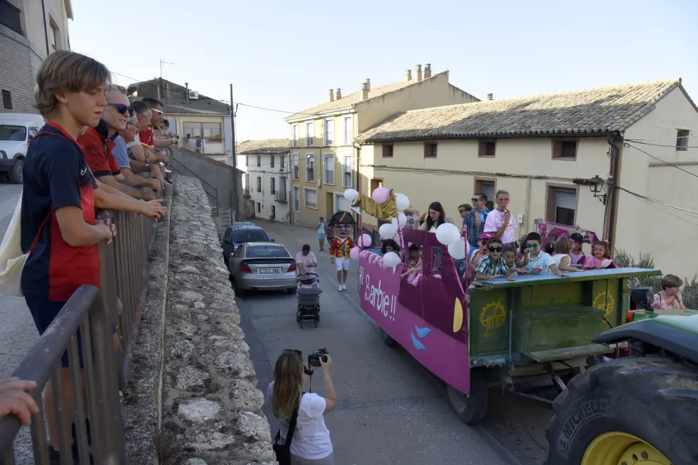 Un colorido y animado desfile de carroza abre las fiestas de Alcalá de Gurrea.