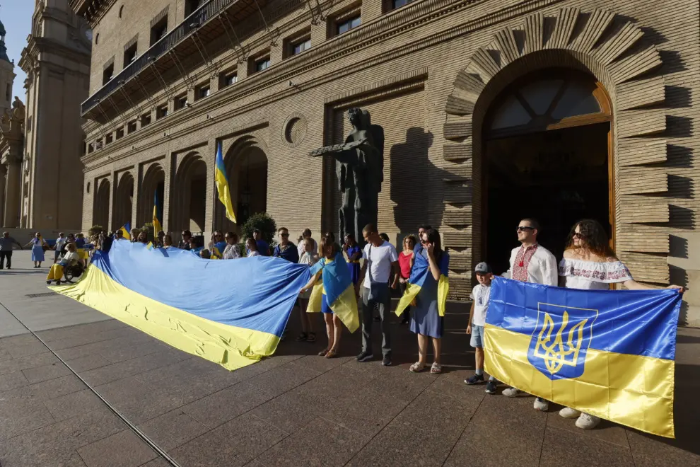 Cadena humana en la plaza del Pilar de Zaragoza por el Día de la Independencia de Ucrania