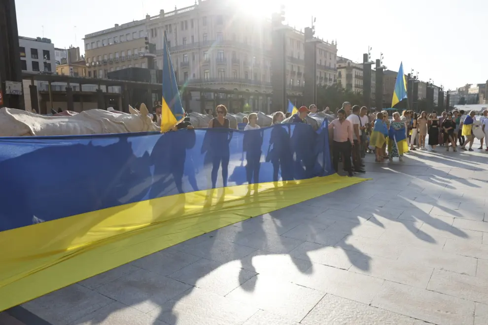 Cadena humana en la plaza del Pilar de Zaragoza por el Día de la Independencia de Ucrania