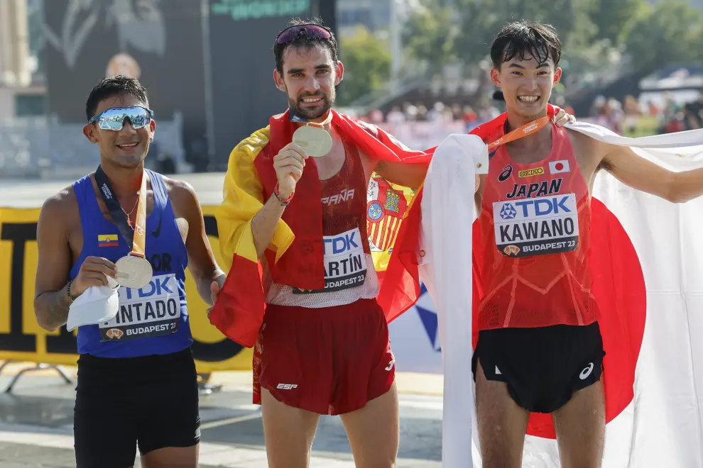 El atleta español Álvaro Martín, con la medalla de oro colgada como campeón del mundo de los 35 kilómetros marcha en Budapest