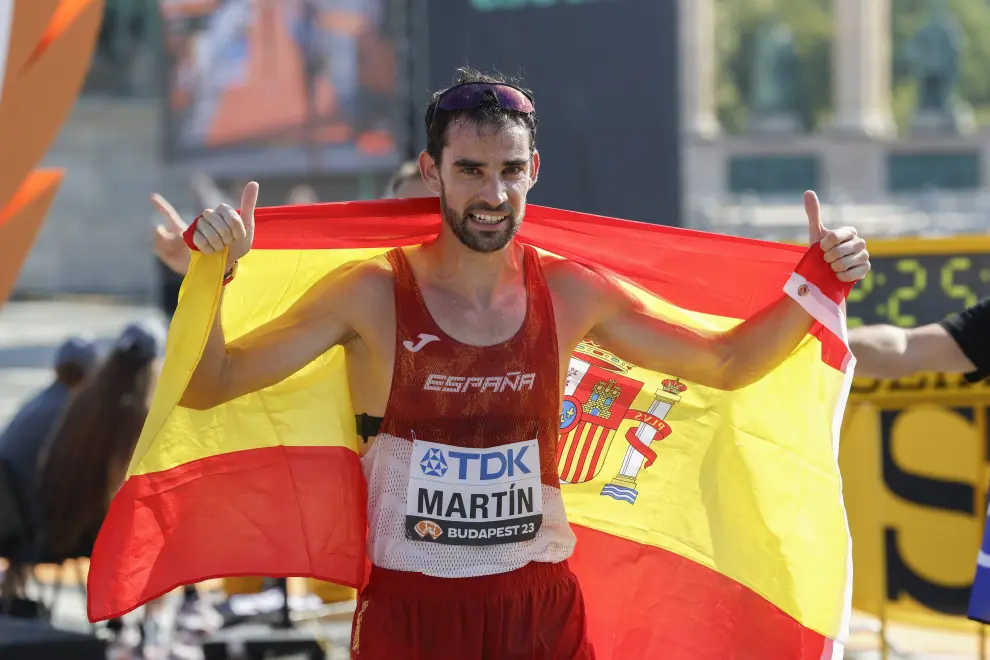 El atleta español Álvaro Martín, con la medalla de oro colgada como campeón del mundo de los 35 kilómetros marcha en Budapest