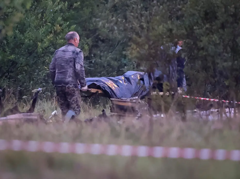 Especialistas en emergencias trabajan en un campo donde el avión privado vinculado al jefe mercenario de Wagner, Yevgeny Prigozhin, se estrelló en la región de Tver, Rusia