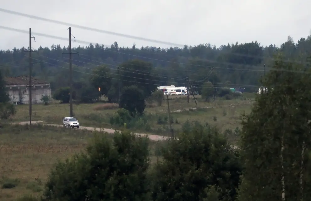 Especialistas en emergencias trabajan en un campo donde el avión privado vinculado al jefe mercenario de Wagner, Yevgeny Prigozhin, se estrelló en la región de Tver, Rusia RUSSIA UKRAINE CONFLICT WAGNER