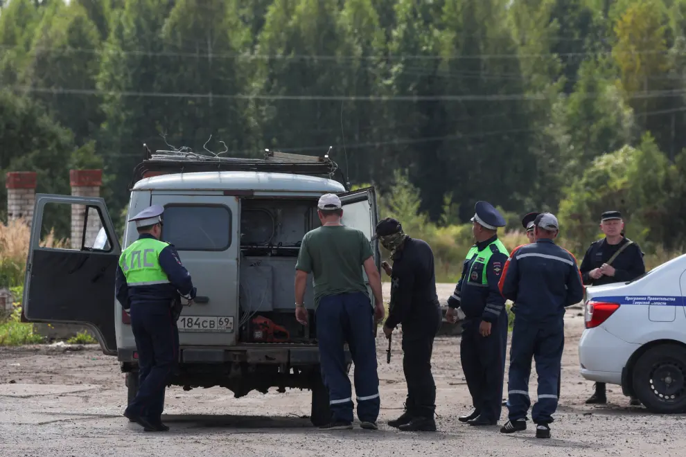 Especialistas en emergencias trabajan en un campo donde el avión privado vinculado al jefe mercenario de Wagner, Yevgeny Prigozhin