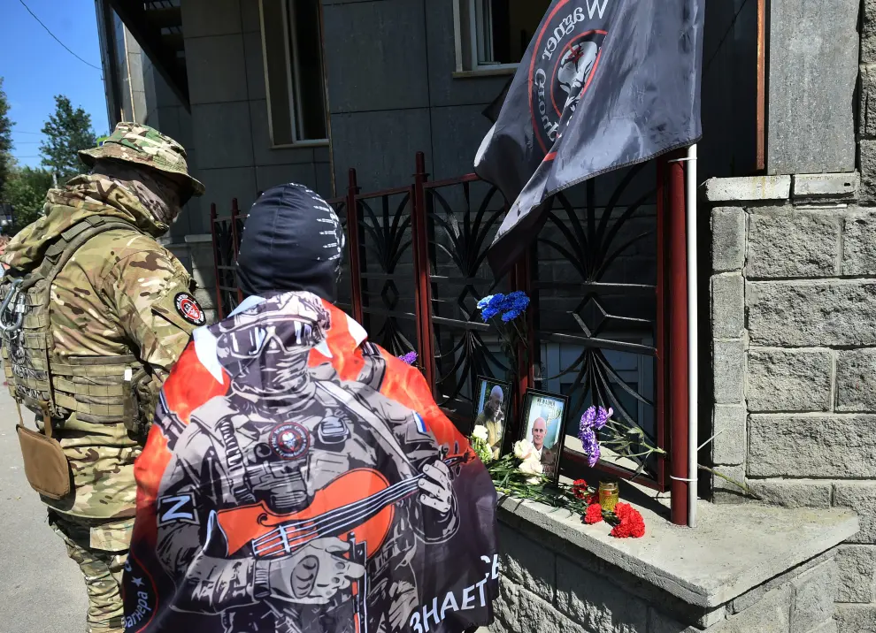 La gente visita un monumento improvisado con retratos del jefe mercenario ruso Yevgeny Prigozhin y el comandante del grupo Wagner Dmitry Utkin en Novosibirsk