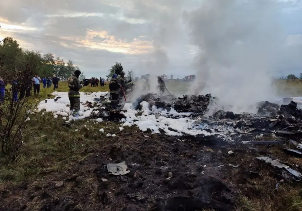 Restos de un avión que se estrelló en la aldea de Kuzhenkino, región de Tver, donde viajaba el jefe de los Wagner Yevgeny Prigozhin