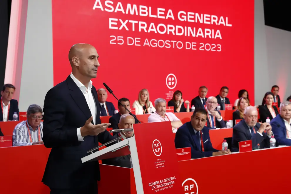 El presidente de la Real Federación Española de Fútbol (RFEF), Luis Rubiales, ofrece una rueda de prensa en la Asamblea General Extraordinaria,