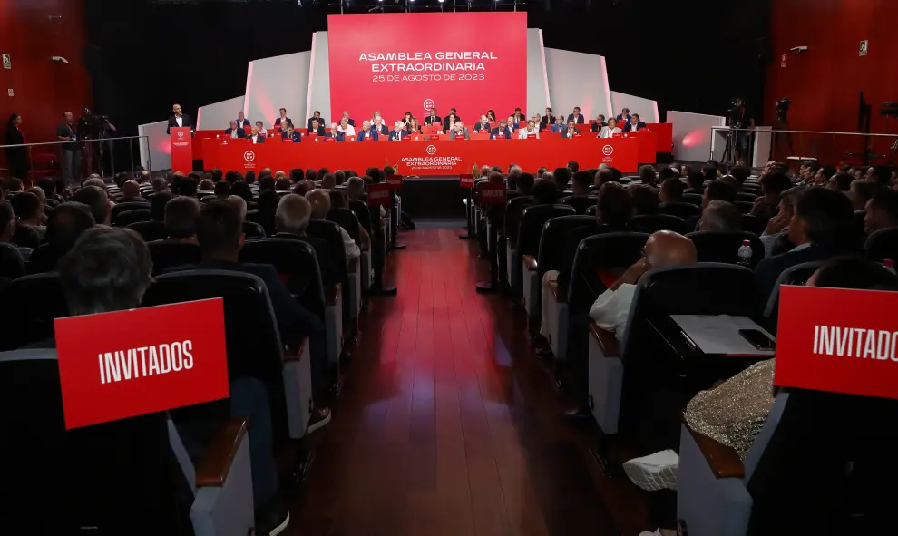 El presidente de la Real Federación Española de Fútbol (RFEF), Luis Rubiales, ofrece una rueda de prensa en la Asamblea General Extraordinaria
