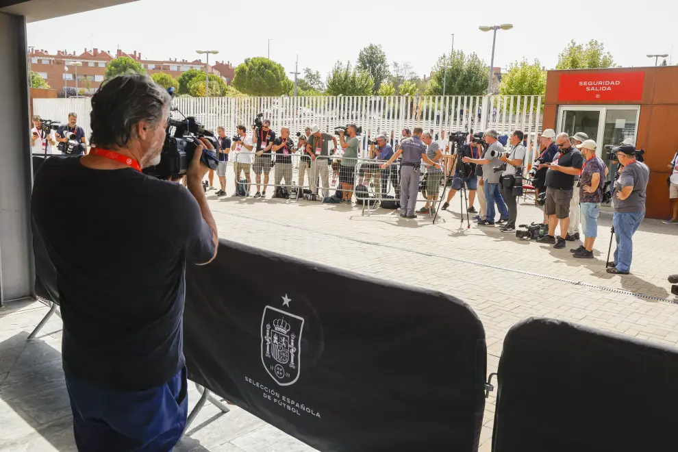 Los periodistas en el exterior de la sede de la Real Federación Española de Fútbol (RFEF)