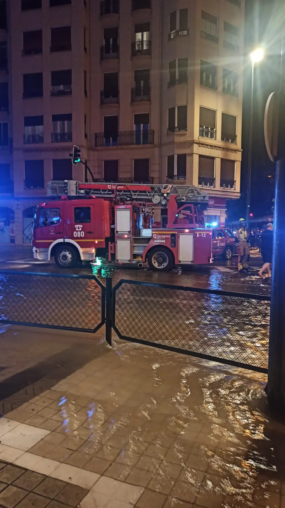 El reventón de una tubería ha inundado este viernes por la noche el paseo de Pamplona y la calle de Hernán Cortés.