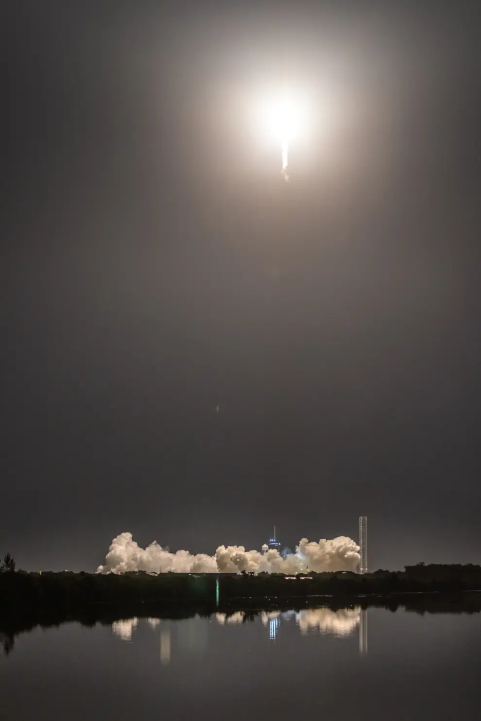 Titusville (Usa), 26/08/2023.- The SpaceX Crew-7 mission lifts off on a Falcon 9 rocket from Launch Complex 39A at the Kennedy Space Center, Florida, USA, 26 August 2023. The Crew 7 mission members are Mission commander NASA astronaut Jasmin Moghbeli, Mission specialist Roscosmos cosmonaut Konstantin Borisov, Mission pilot ESA (European Space Agency) astronaut Andreas Mogensen, Mission specialist JAXA (Japan Aerospace Exploration Agency) astronaut Satoshi Furukawa. (Japón) EFE/EPA/CRISTOBAL HERRERA-ULASHKEVICH
