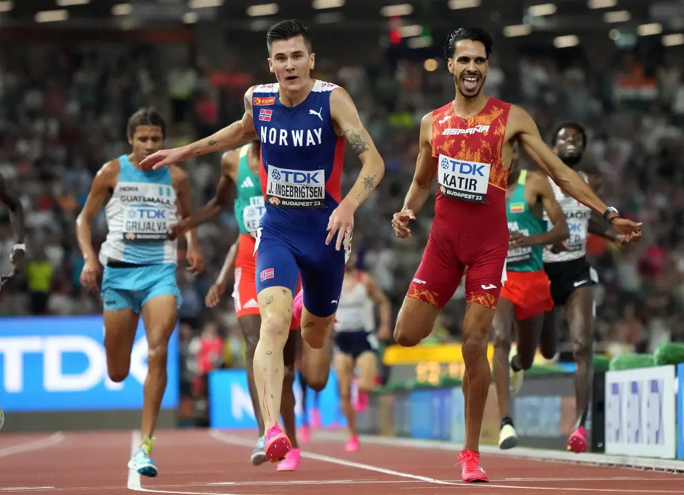 Final de los 5.000 del Mundial de atletismo: Jakob Ingebrigtsen (izquierda), oro, y el español Mohamed Katir, plata