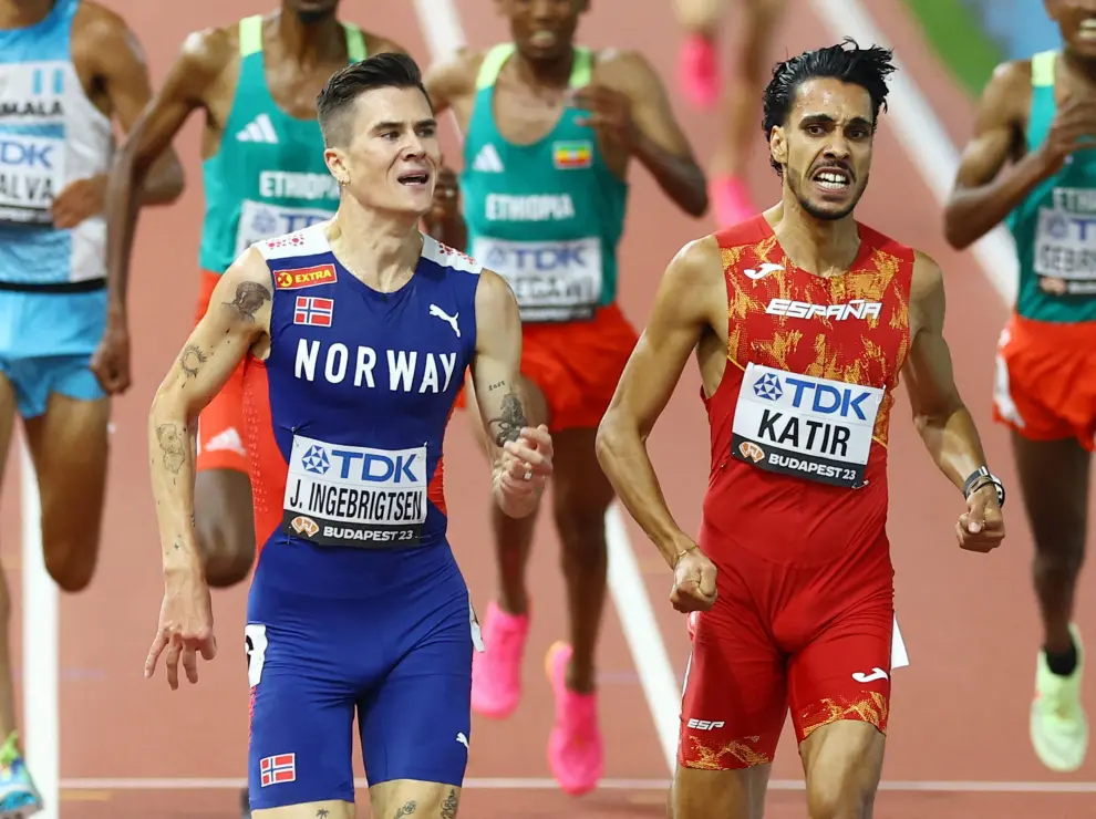 Final de los 5.000 del Mundial de atletismo: Jakob Ingebrigtsen (izquierda), oro, y el español Mohamed Katir, plata