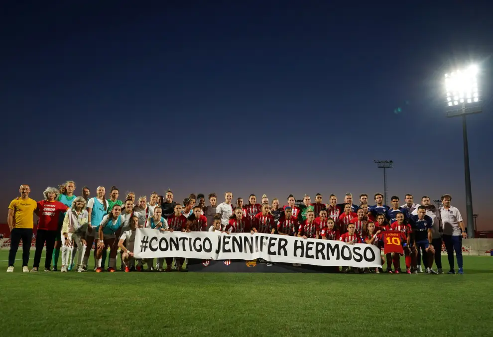 Jugadoras del Atletico de Madrid con una pancarta en apoyo de Jenni.