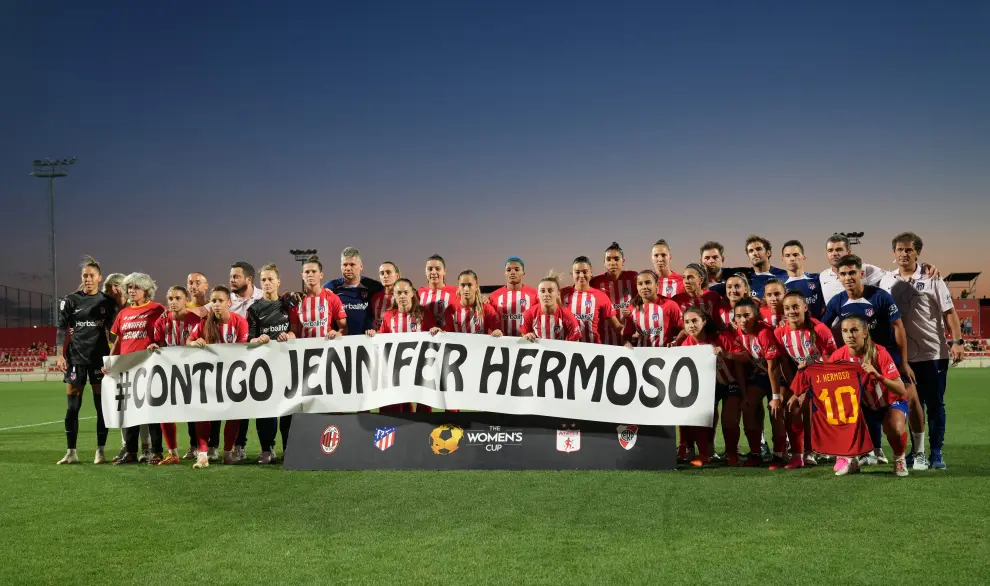 Jugadoras del Atletico de Madrid con una pancarta en apoyo de Jenni.