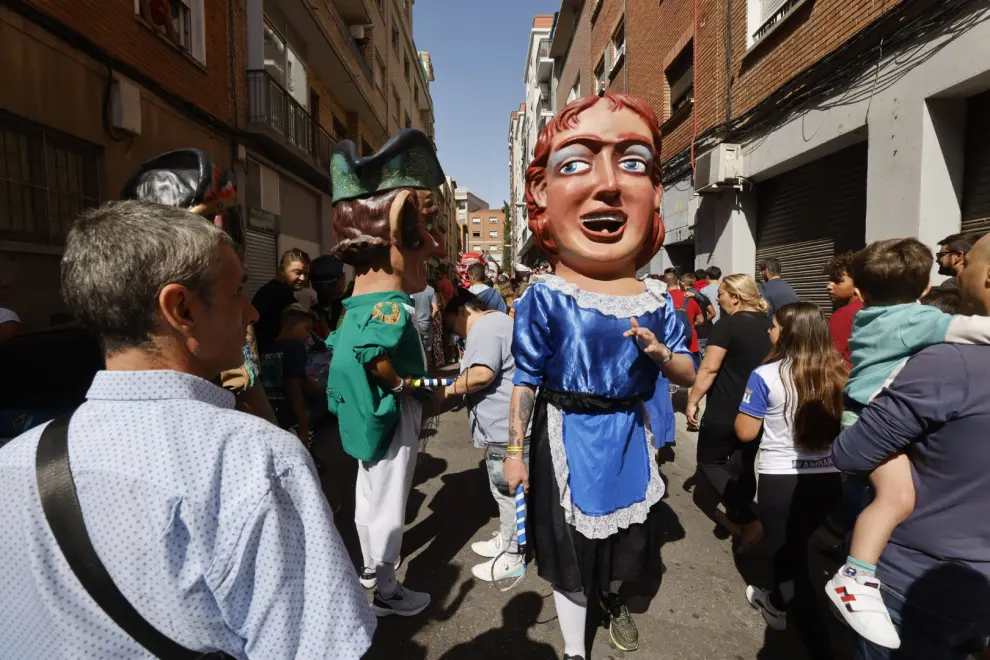 La charanga y los cabezudos toman las calles del barrio de San José, que celebra sus fiestas