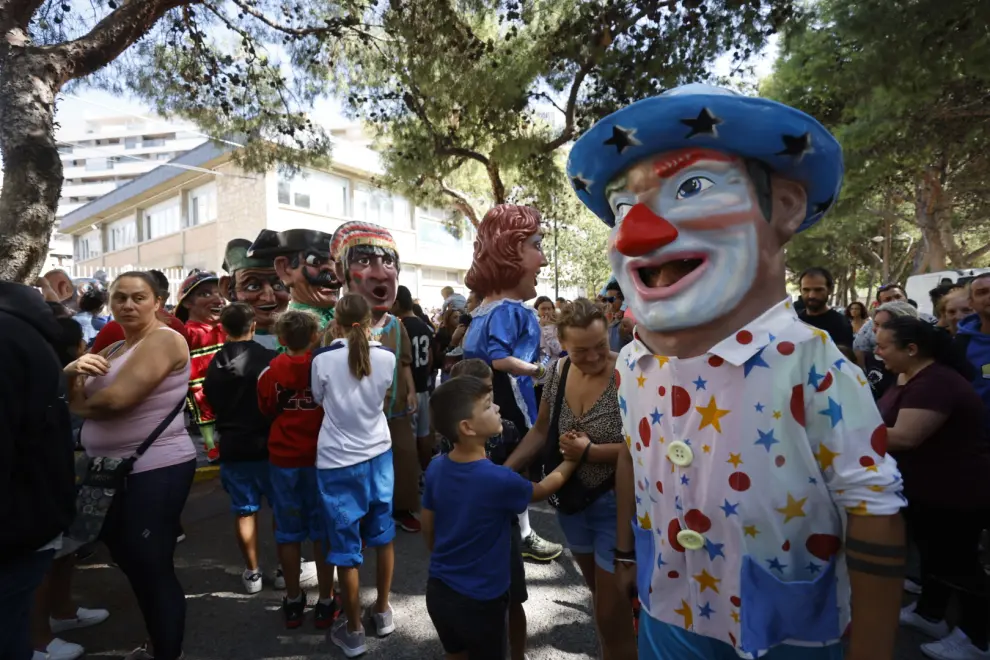 La charanga y los cabezudos toman las calles del barrio de San José, que celebra sus fiestas