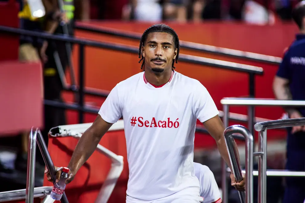 Loik Bade, del Sevilla FC, con una camiseta en apoyo de Hermoso.