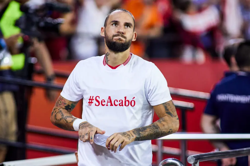 Nemanja Gudelj, del Sevilla, con una camiseta en apoyo de Hermoso.