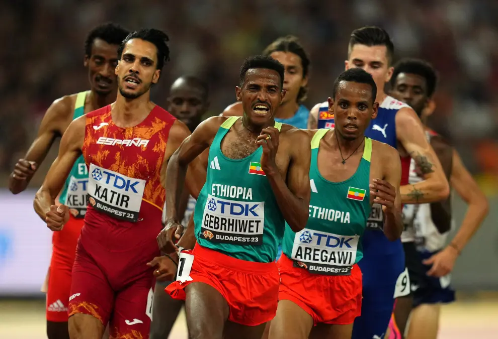 Prueba de los 5.000 del Mundial de atletismo: español: Mohamed Katir, izquierda