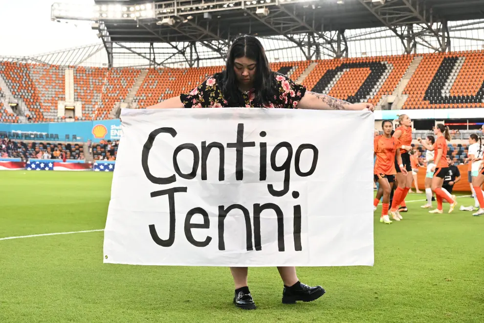 Una jugadora del Kansas City, en Estados Unidos, con una pancarta en apoyo de Hermoso.