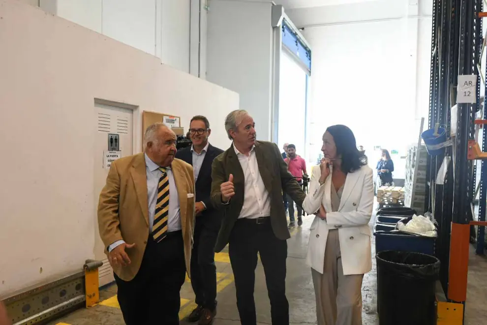 El presidente de Aragón, Jorge Azcón, y la consejera de Bienestar Social y Familia, Mamen Susín, visitan el Banco de Alimentos de Zaragoza