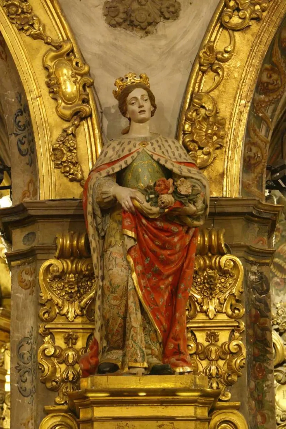 Imagen de Santa Isabel de Portugal, en la Iglesia de San Carlos