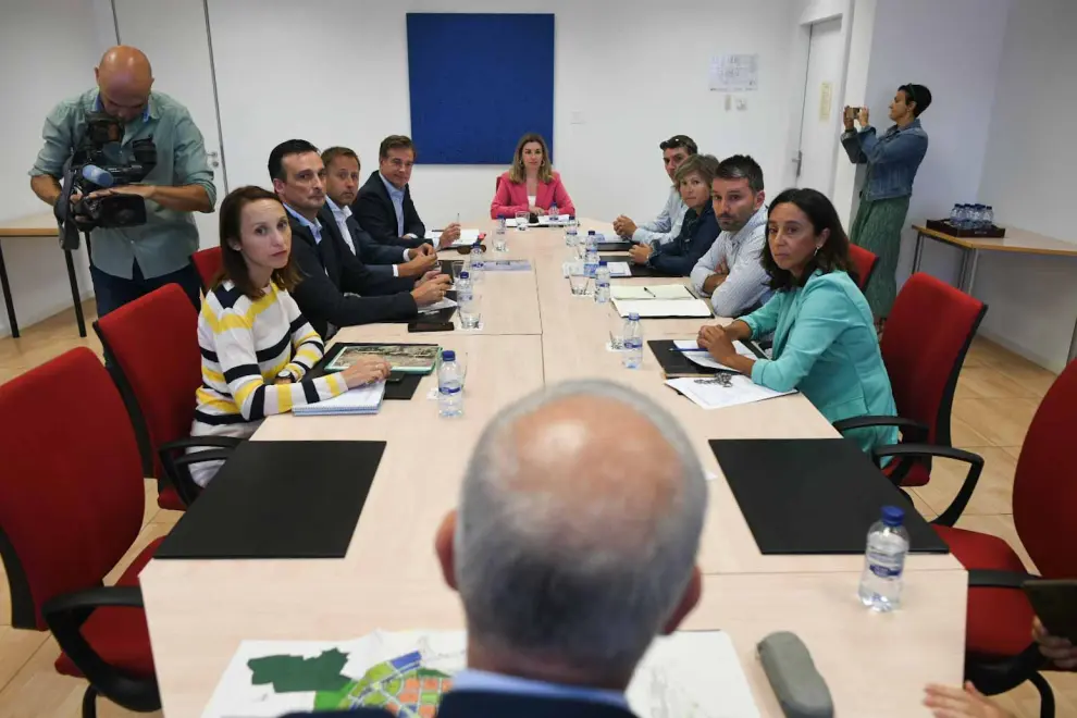 Reunión de la consejera de Educación, Ciencia y Universidades, Claudia Pérez Forniés, con representantes del ampa Claros del Bosque y el equipo directivo del CEIP María Zambrano