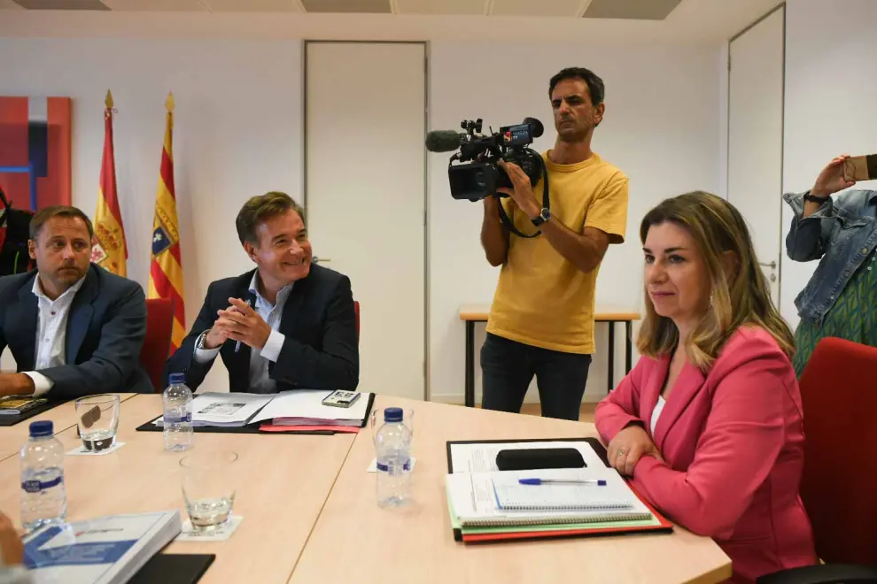 Reunión de la consejera de Educación, Ciencia y Universidades, Claudia Pérez Forniés, con representantes del ampa Claros del Bosque y el equipo directivo del CEIP María Zambrano