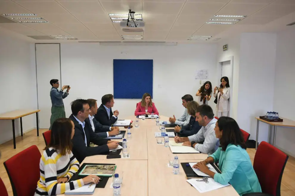 Reunión de la consejera de Educación, Ciencia y Universidades, Claudia Pérez Forniés, con representantes del ampa Claros del Bosque y el equipo directivo del CEIP María Zambrano