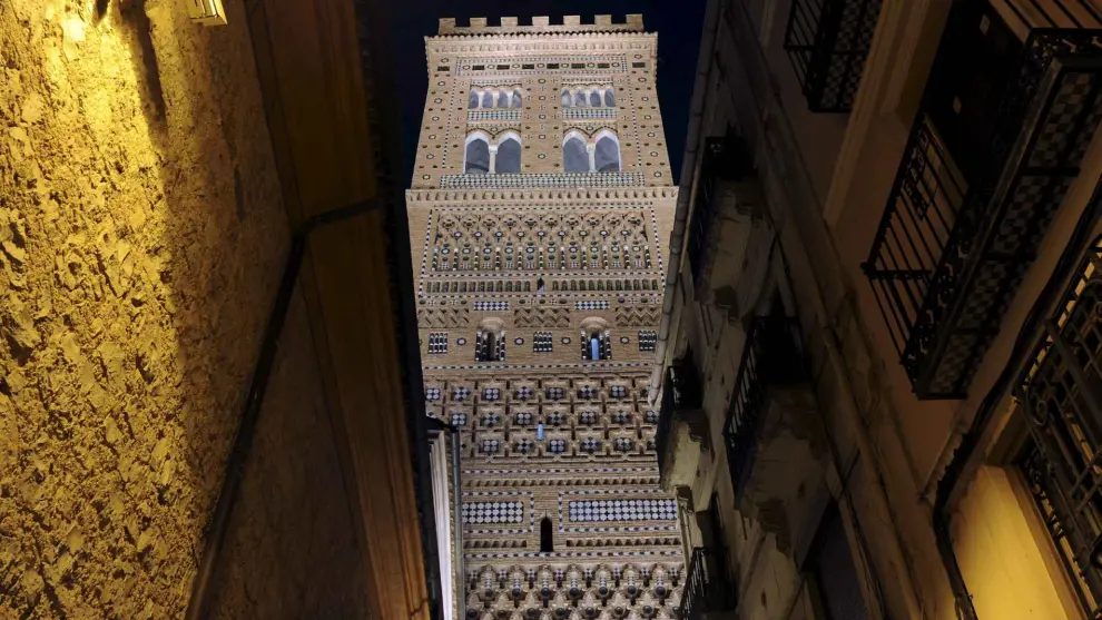 Vista de noche de la Torre Mudéjar de El Salvador de Teruel