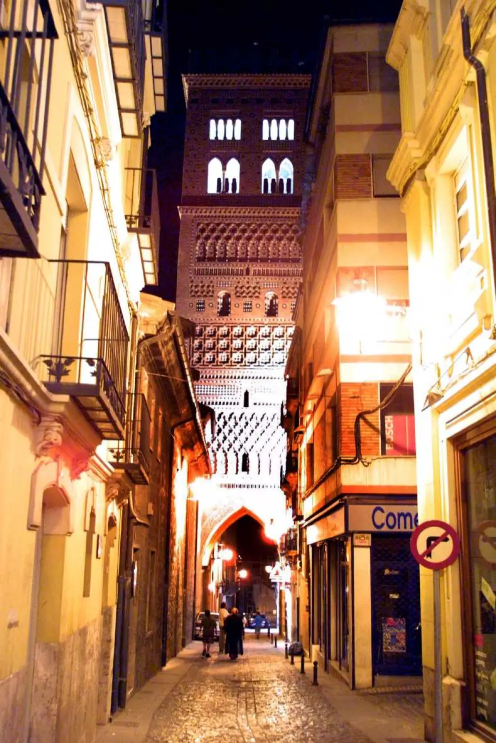 Torre mudéjar de El Salvador de Teruel iluminada por la noche