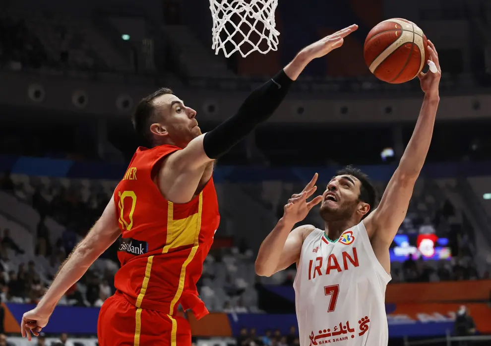 Basketball - FIBA World Cup 2023 - First Round - Group G - Iran v Spain - Indonesia Arena, Jakarta, Indonesia - August 30, 2023 Spain's Victor Claver and Iran's Navid Rezaeifar in action REUTERS/Willy Kurniawan BASKETBALL-WORLDCUP-IRN-ESP/