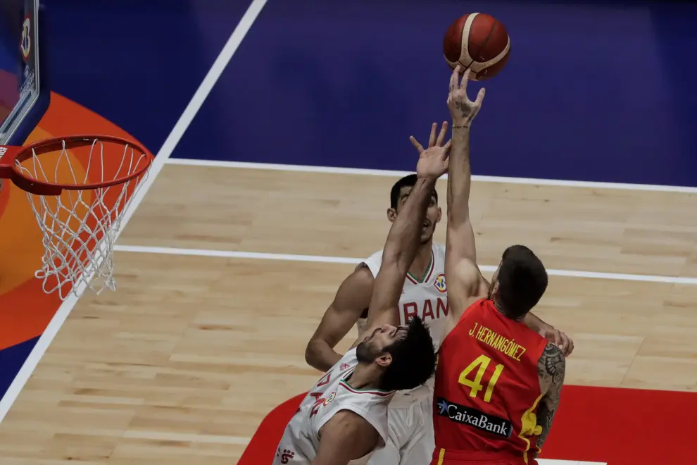 Basketball - FIBA World Cup 2023 - First Round - Group G - Iran v Spain - Indonesia Arena, Jakarta, Indonesia - August 30, 2023 General view of players in action REUTERS/Willy Kurniawan BASKETBALL-WORLDCUP-IRN-ESP/