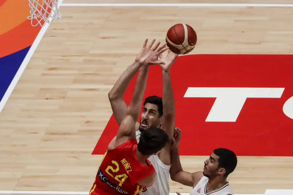 Basketball - FIBA World Cup 2023 - First Round - Group G - Iran v Spain - Indonesia Arena, Jakarta, Indonesia - August 30, 2023 Spain's Alex Abrines in action REUTERS/Willy Kurniawan BASKETBALL-WORLDCUP-IRN-ESP/