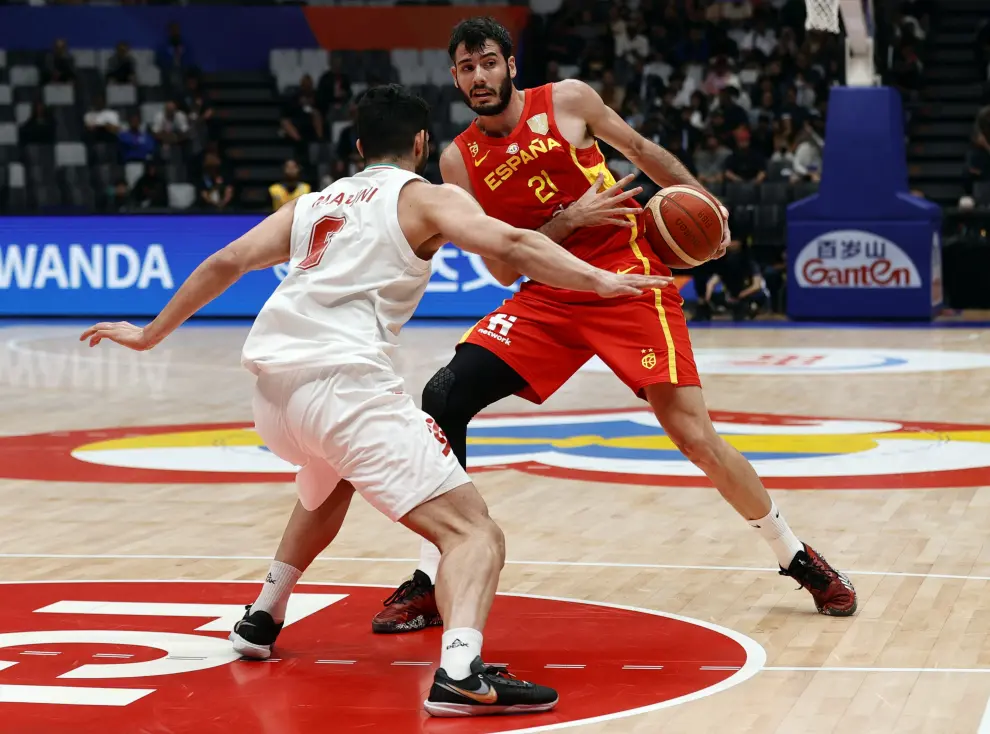 Basketball - FIBA World Cup 2023 - First Round - Group G - Iran v Spain - Indonesia Arena, Jakarta, Indonesia - August 30, 2023 Spain's Dario Brizuela in action REUTERS/Willy Kurniawan BASKETBALL-WORLDCUP-IRN-ESP/